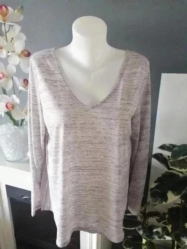 Top gris chiné plissé dans le dos